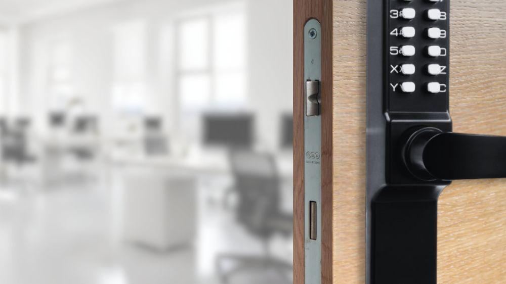 Ouvrir une porte sans cl&eacute; avec une serrure &agrave; code m&eacute;canique